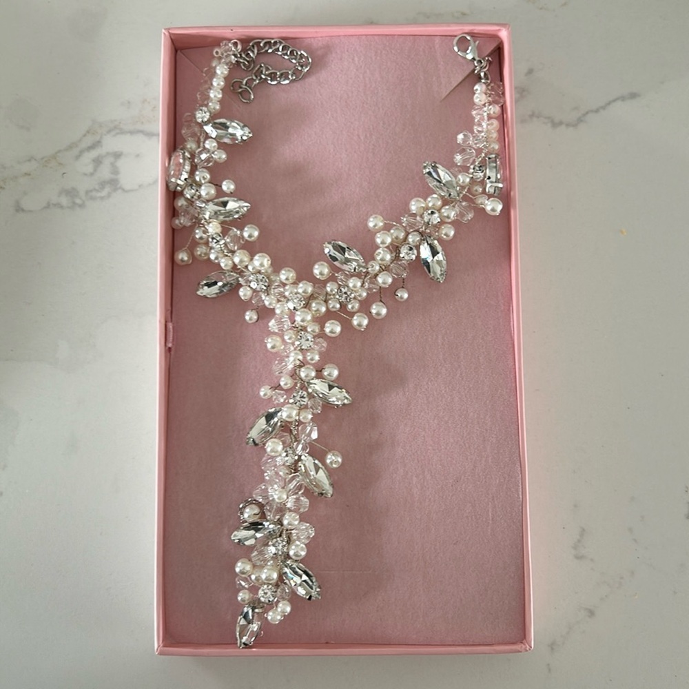 Beautiful barefoot sandals. Comes as a set of 2. Size Medium (7-9.5).